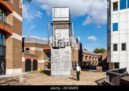 Copertura dell'asta di ventilazione della stazione della metropolitana progettata dall'artista Eduardo Paolozzi nel 1982 in Bessborough Street, Pimlico, Londra, Regno Unito Foto Stock