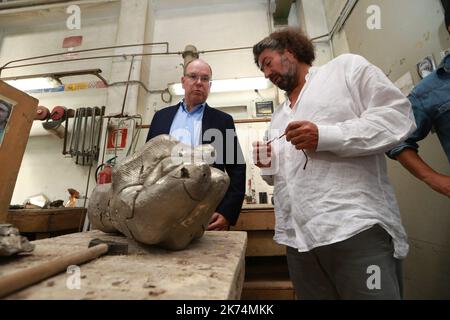 ©PHOTOPQR/NICE MATIN ; ITALIE PIETRASANTA déplacement de sas albert II - visite aux côtés de bernard bezzina de la Fonderie Artistoca Versiliese sous la direction de Tiberio Lucarini EN EXCLU - Pietrasanta est une ville en Toscane, Italie, vouée à la sculpture contemporaine. Le Marbre de la Versilia et surtout la maîtrise des artisans locaux dans le travail de la pierre et du bronze, y ont en effet attiré des artistes de renom. Le Prince Albert de Monaco y a fait une visite privée en compagnie du sculpteur plastilien Bernard Bezzina. Pietrasanta, Italia ESCLUSIVA Pietrasanta è una città in T Foto Stock