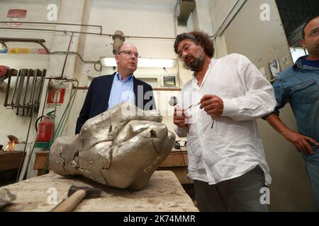 ©PHOTOPQR/NICE MATIN ; ITALIE PIETRASANTA déplacement de sas albert II - visite aux côtés de bernard bezzina de la Fonderie Artistoca Versiliese sous la direction de Tiberio Lucarini EN EXCLU - Pietrasanta est une ville en Toscane, Italie, vouée à la sculpture contemporaine. Le Marbre de la Versilia et surtout la maîtrise des artisans locaux dans le travail de la pierre et du bronze, y ont en effet attiré des artistes de renom. Le Prince Albert de Monaco y a fait une visite privée en compagnie du sculpteur plastilien Bernard Bezzina. Pietrasanta, Italia ESCLUSIVA Pietrasanta è una città in T Foto Stock