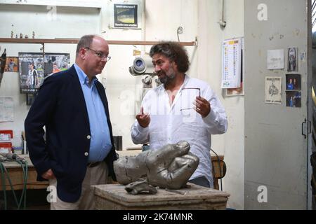 ©PHOTOPQR/NICE MATIN ; ITALIE PIETRASANTA déplacement de sas albert II - visite aux côtés de bernard bezzina de la Fonderie Artistoca Versiliese sous la direction de Tiberio Lucarini EN EXCLU - Pietrasanta est une ville en Toscane, Italie, vouée à la sculpture contemporaine. Le Marbre de la Versilia et surtout la maîtrise des artisans locaux dans le travail de la pierre et du bronze, y ont en effet attiré des artistes de renom. Le Prince Albert de Monaco y a fait une visite privée en compagnie du sculpteur plastilien Bernard Bezzina. Pietrasanta, Italia ESCLUSIVA Pietrasanta è una città in T Foto Stock