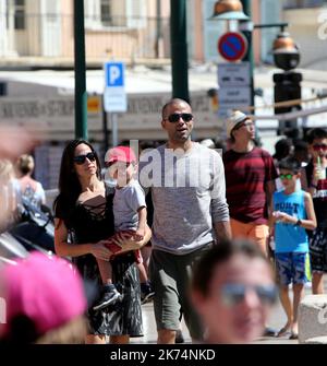 IL GIOCATORE FRANCESE DI BASKET TONY PARKER E LA FAMIGLIA NELLE STRADE DI ST TROPEZ Foto Stock