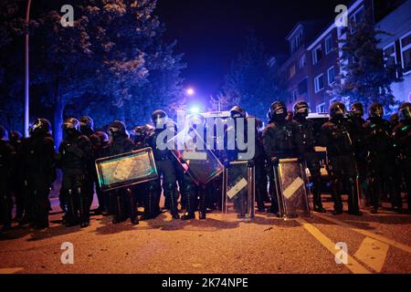 La notte prima dell'inizio del G20, la polizia antisommossa tedesca si scontra con i manifestanti dello Schanzenviertel di Amburgo. Foto Stock