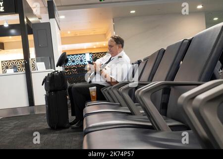 Los Angeles, California, Stati Uniti. 29th Set, 2022. Un pilota in attesa che il suo aereo arrivi al cancello nel Terminal 3 a LAX.The Aviation Industry ha affrontato notevoli problemi dopo il COVID-19 Pandemic Bailouts come la maggior parte delle compagnie aeree ha deposto il personale solo per i viaggi aerei a rimbalzo rapido. La carenza di pilota, assistenti di volo e personale generale ha causato decine di migliaia di cancellazioni di voli negli Stati Uniti nel 2022. (Credit Image: © Taidgh Barron/ZUMA Press Wire) Foto Stock