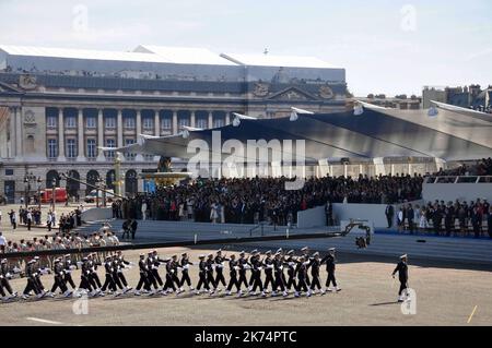 Il Presidente degli Stati Uniti Donald Trump e il Presidente francese Emmanuel Macron partecipano alla tradizionale parata militare del giorno della Bastiglia sugli Champs-Elysees il 14 luglio 2017 a Parigi Francia. Giornata della Bastiglia, La Giornata nazionale francese commemora quest'anno il 100th° anniversario dell'ingresso degli Stati Uniti d'America nella prima guerra mondiale le President Francais Emmanuel Macron et le president des Etats Unis d'Amerique Donald Trump assistent au defile du 14 juillet et a la commemoration du centenaire De l'entree des Etats Unis dans la 1ere guerre mondiale. Foto Stock