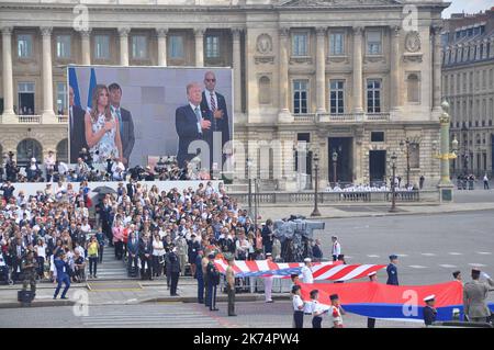 Il Presidente degli Stati Uniti Donald Trump e il Presidente francese Emmanuel Macron partecipano alla tradizionale parata militare del giorno della Bastiglia sugli Champs-Elysees il 14 luglio 2017 a Parigi Francia. Giornata della Bastiglia, La Giornata nazionale francese commemora quest'anno il 100th° anniversario dell'ingresso degli Stati Uniti d'America nella prima guerra mondiale le President Francais Emmanuel Macron et le president des Etats Unis d'Amerique Donald Trump assistent au defile du 14 juillet et a la commemoration du centenaire De l'entree des Etats Unis dans la 1ere guerre mondiale. Foto Stock