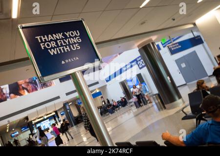 Los Angeles, California, Stati Uniti. 29th Set, 2022. Un segno di ringraziamento per Flying Delta al cancello nel Terminal 3 a LAX. L'industria aeronautica ha affrontato i problemi notevoli dopo i salvataggi pandemici COVID-19 come la maggior parte delle compagnie aeree ha deposto il personale solo per il viaggio aereo per rimbalzare rapidamente. La carenza di pilota, assistenti di volo e personale generale ha causato decine di migliaia di cancellazioni di voli negli Stati Uniti nel 2022. (Credit Image: © Taidgh Barron/ZUMA Press Wire) Foto Stock