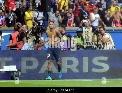 Paris Saint-Germain's Brazilian Forward Neymar sul campo di calcio durante la sua presentazione ai tifosi allo stadio Parc des Princes di Parigi, il 5 agosto 2017 Foto Stock