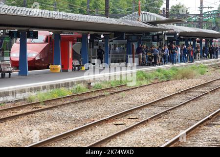 Clint Eastwood filmando un adattamento sul libro The 15:17 to Paris che spiega come tre militari americani hanno contrastato un tentativo terroristico a bordo di un treno ad alta velocità nel 2015 Francia Arras 1 settembre 2017 Foto Stock