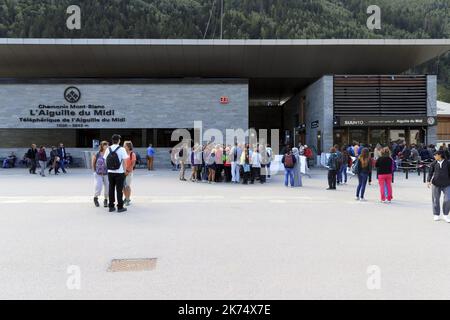 Dalla cima dell'Aiguille è possibile raggiungere il punto Helbronner in Italia prendendo il panoramico Monte Bianco. Le gondole volano sopra, la valle Blanche il ghiacciaio del Gigante. Foto Stock