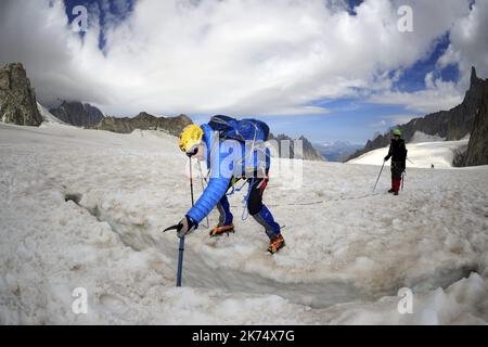 Dalla cima dell'Aiguille è possibile raggiungere il punto Helbronner in Italia prendendo il panoramico Monte Bianco. Le gondole volano sopra, la valle Blanche il ghiacciaio del Gigante. Foto Stock