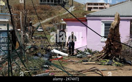 SAINT MARTIN 10/09/2017 ouragan irma à Saint-Martin Des pompiers dans les distruzioni sur l'île de Saint-Martin après le passage de l'ouragan Irma le 10 settembre 2017 St Martin dopo l'uragano Irma, viste delle catastrofi al settembre 10th 2017 Foto Stock