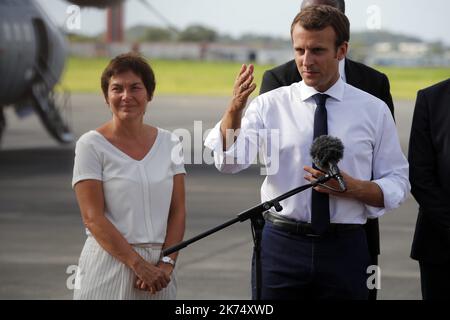 Il presidente francese Emmanuel Macron si rivolge ai media con il ministro francese d'oltremare Annick Girardin, a sinistra, sul marciapiede dell'aeroporto di Pointe-a-Pitre, al suo arrivo nell'isola di Guadalupa, il primo passo della sua visita alle isole dei Caraibi francesi, martedì 12 settembre 2017. Foto Stock