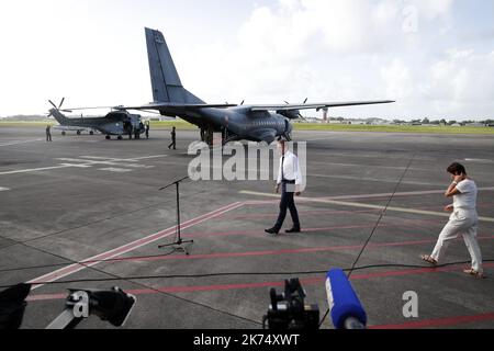 Il presidente francese Emmanuel Macron arriva sul tarmac dell'aeroporto di Pointe-a-Pitre, isola di Guadalupa, seguito dal ministro francese d'oltremare Annick Girardin, per incontrare i media al suo arrivo nell'isola di Guadalupa, il primo passo della sua visita alle isole dei Caraibi francesi, martedì 12 settembre 2017. (Foto AP/Christophe Ena, piscina) Foto Stock