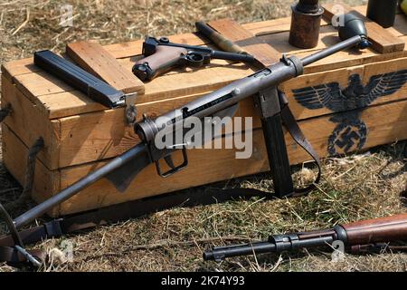 0The:00 spettacolo Yorkshire Wartime Experience. Leeds, Regno Unito, agosto 2022. Rievocazione militare con soldati, veicoli, carri armati e armi. Per lo più WW2 e 1940'. Foto Stock