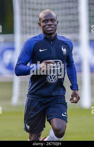 Ngolo Kante di Francia reagisce durante una sessione di formazione in Francia il 3 ottobre 2017 a Clairefontaine, Francia. Foto Stock