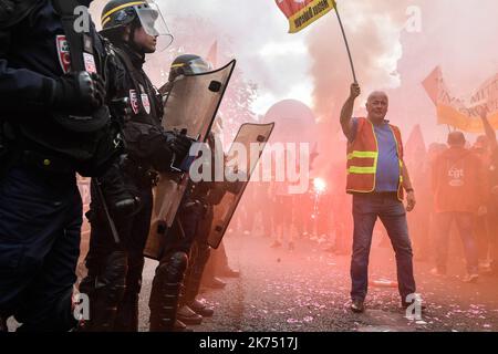 ©Julien Mattia / le Pictorium/MAXPPP - Julien Mattia / le Pictorium - 13/10/2017 - Francia / Ile-de-France / Parigi - A l'appel de la CGT metallurgie, les Travailleurs Metallos Francais defilent dans les rues de Paris en direction du batiment de la UIMM pour Ester Contrecles nouvelles Collectives. Julien Mattia / le Pictorium - protesta dei lavoratori della metallurgia a Parigi - 13/10/2017 - Francia / Ile-de-France (regione) / Parigi - su invito del sindacato della metallurgia CGT, i lavoratori della Francia dimostrano nelle strade di Parigi, in direzione dell'edificio UIMM dove la secr Foto Stock