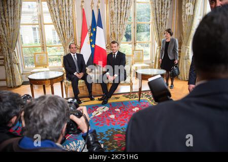 Il Presidente Emmanuel Macron incontra il suo omologo egiziano Abdel Fattah al-Sisi per un colloquio al Palazzo Elysee di Parigi, in Francia, il 24 ottobre 2017 Foto Stock