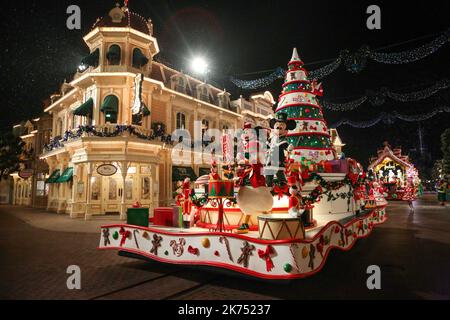 Ultime prove della parata di Natale a Disneyland Paris quando i cancelli del parco sono chiusi e i visitatori sono andati. Foto Stock