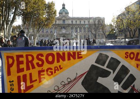 Dimostrazione per l'abrogazione del regolamento di Dublino che blocca le domande di asilo. Foto Stock