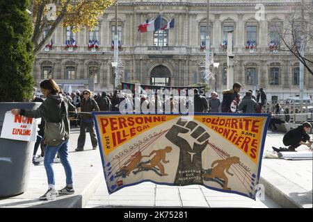 Dimostrazione per l'abrogazione del regolamento di Dublino che blocca le domande di asilo. Foto Stock