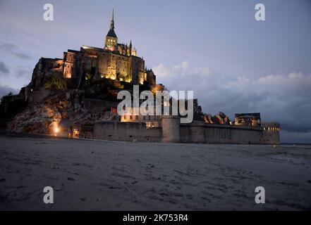 Le Mont-Saint-Michel è un comune isolano in Normandia, Francia. Si trova a circa un chilometro (0,6 miglia) dalla costa nord-occidentale del paese Foto Stock