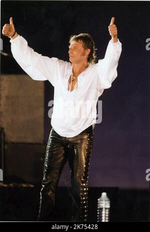 Johnny Hallyday in concerto al Parc des Princes FILES - Johhny Hallyday, che è diventato il primo cantante gallico a divulgare il rock n' roll in Francia e ha venduto oltre 110 milioni di dischi durante una carriera musicale di oltre mezzo secolo, è morto. Aveva 74 anni e combatteva il cancro per diversi mesi. Ampiamente noto come il 'Elvis francese,' Hallyday ha iniziato la sua carriera cantando alla fine degli anni '1950s specializzandosi in versioni di copertina in lingua francese di famose canzoni di artisti come gene Vincent, Eddie Cochrane ed Elvis Presley, il cui esempio lo ha ispirato a diventare un cantante. Foto Stock