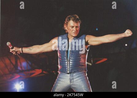 PARIGI LE 18 06 1993 - Johnny Hallyday en concerto au Parc des Princes Parigi 18 juin 1993 FILES - Johhny Hallyday, Che è diventato il primo cantante gallico a divulgare rock n' roll in Francia e ha venduto oltre 110 milioni di dischi durante una carriera musicale che si estende per oltre mezzo secolo, è morto. Aveva 74 anni e combatteva il cancro per diversi mesi. Ampiamente noto come il 'Elvis francese,' Hallyday ha iniziato la sua carriera cantando alla fine degli anni '1950s specializzandosi in versioni di copertina in lingua francese di famose canzoni di artisti come gene Vincent, Eddie Cochrane ed Elvis Presley, il cui esempio lo ha ispirato a diventare Foto Stock