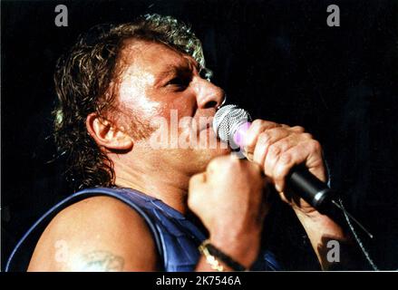 PARIGI LE 18 06 1993 - Johnny Hallyday in concerto al Parc des Princes Parigi 18 juin 1993 FILES - Johhny Hallyday, Che è diventato il primo cantante gallico a divulgare rock n' roll in Francia e ha venduto oltre 110 milioni di dischi durante una carriera musicale che si estende per oltre mezzo secolo, è morto. Aveva 74 anni e combatteva il cancro per diversi mesi. Ampiamente noto come il 'Elvis francese,' Hallyday ha iniziato la sua carriera cantando alla fine degli anni '1950s specializzandosi in versioni di copertina in lingua francese di famose canzoni di artisti come gene Vincent, Eddie Cochrane ed Elvis Presley, il cui esempio lo ha ispirato a b Foto Stock