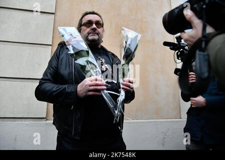 I fan del cantante e attore francese Johnny Hallyday e i giornalisti si riuniscono presso la casa di Johnny Hallyday, a Marnes-la-Coquette il 6 dicembre 2017 Foto Stock