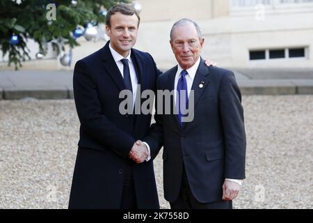 Il presidente francese Emmanuel Macron dà il benvenuto all'uomo d'affari e politico americano Michael Bloomberg, giunto al palazzo Elysee di Parigi, per un pranzo ospitato dal presidente francese nell'ambito dell'One Planet Summit. Macron sta ospitando il summit one Planet Climat, che riunisce leader mondiali, filantropi e altri privati impegnati per discutere del cambiamento climatico. 12.12.2017 Foto Stock