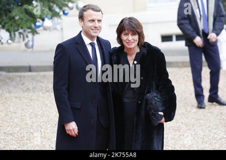 Il presidente francese Emmanuel Macron accoglie il presidente federale svizzero Doris Leuthard, giunto al palazzo Elysee di Parigi, per un pranzo ospitato dal presidente francese nell'ambito del vertice One Planet. Macron sta ospitando il summit one Planet Climat, che riunisce leader mondiali, filantropi e altri privati impegnati per discutere del cambiamento climatico. 12.12.2017 Foto Stock