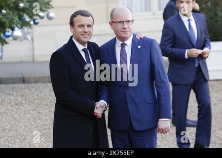 Il presidente francese Emmanuel Macron accoglie il primo ministro della Repubblica ceca Bohuslav Sobotka, giunto al palazzo Elysee di Parigi, per un pranzo ospitato dal presidente francese nell'ambito del vertice One Planet. Macron sta ospitando il summit one Planet Climat, che riunisce leader mondiali, filantropi e altri privati impegnati per discutere del cambiamento climatico. 12.12.2017 Foto Stock