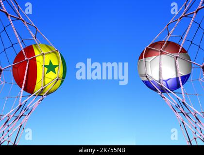 Due palline da calcio con bandiere senegal e Hlland in rete Foto Stock