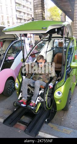 Elbee presenta la sua nuova auto per disabili. Le persone possono rimanere in sedia a rotelle per guidare Foto Stock