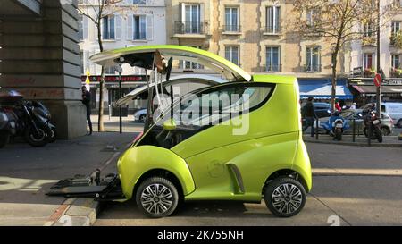 Elbee presenta la sua nuova auto per disabili. Le persone possono rimanere in sedia a rotelle per guidare Foto Stock
