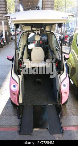 ©PHOTOPQR/LE PARISIEN/Mathéo Boyer ; Paris Elbee presenta la sua nuova auto per disabili. Le persone possono rimanere in sedia a rotelle per guidare Foto Stock