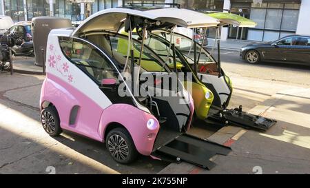 Elbee presenta la sua nuova auto per disabili. Le persone possono rimanere in sedia a rotelle per guidare Foto Stock