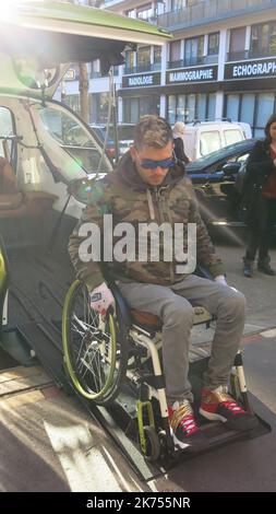 Elbee presenta la sua nuova auto per disabili. Le persone possono rimanere in sedia a rotelle per guidare Foto Stock