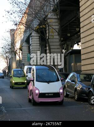 Elbee presenta la sua nuova auto per disabili. Le persone possono rimanere in sedia a rotelle per guidare Foto Stock