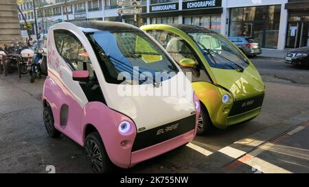 Elbee presenta la sua nuova auto per disabili. Le persone possono rimanere in sedia a rotelle per guidare Foto Stock