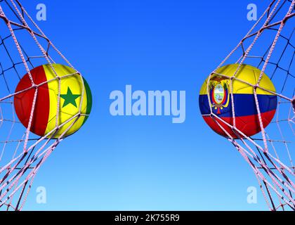 Due palline da calcio con bandiere senegal ed Ecuador in rete Foto Stock