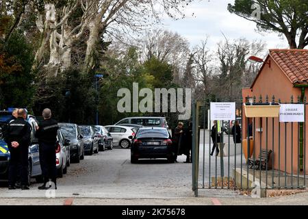 I parenti delle vittime della collisione tra un treno e un autobus scolastico nel sud della Francia che ha lasciato sei bambini morti il 14 dicembre, arrivano al municipio di Saint-Feliu d'Avall il 26 dicembre 2017 per essere ricevuti dal prefetto dei Pirenei Orientali Foto Stock