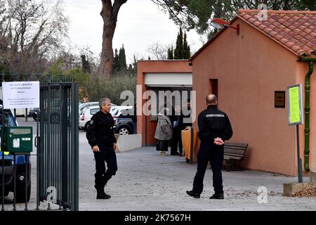 I parenti delle vittime della collisione tra un treno e un autobus scolastico nel sud della Francia che ha lasciato sei bambini morti il 14 dicembre, arrivano al municipio di Saint-Feliu d'Avall il 26 dicembre 2017 per essere ricevuti dal prefetto dei Pirenei Orientali Foto Stock