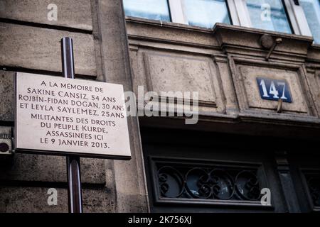 I membri della comunità curda si riuniscono di fronte all'edificio dove il membro fondatore del Partito dei lavoratori del Kurdistan (PKK), sakine Cansiz, e altre due donne sono state uccise il 10 gennaio 2013 a Parigi. Per celebrare il 5th° anniversario della loro uccisione, il sindaco di Parigi ha installato una targa commemorativa davanti all'edificio. Foto Stock