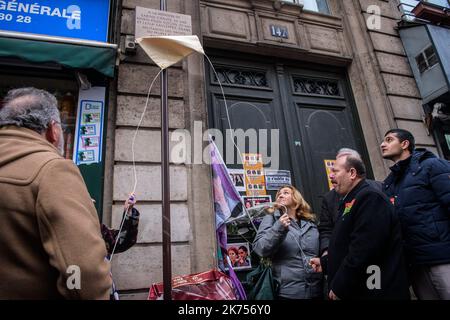 I membri della comunità curda si riuniscono di fronte all'edificio dove il membro fondatore del Partito dei lavoratori del Kurdistan (PKK), sakine Cansiz, e altre due donne sono state uccise il 10 gennaio 2013 a Parigi. Per celebrare il 5th° anniversario della loro uccisione, il sindaco di Parigi ha installato una targa commemorativa davanti all'edificio. Foto Stock