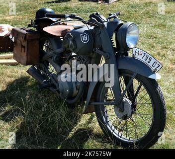 0The:00 spettacolo Yorkshire Wartime Experience. Leeds, Regno Unito, agosto 2022. Rievocazione militare con soldati, veicoli, carri armati e armi. Per lo più WW2 e 1940'. Foto Stock