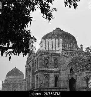 Architettura Mughal all'interno dei Giardini di Lodhi, Delhi, India, bella architettura all'interno della moschea a tre cupole nel Giardino di Lodhi si dice che sia il ven Foto Stock