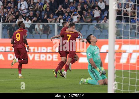 Genova, Italia. 17th Ott 2022. Emil Audero di UC Sampdoria reagisce come Lorenzo Pellegrini di ROMA festeggia con i compagni di squadra dopo aver segnato una penalità per dare ai visitatori un vantaggio di 1-0° durante la Serie Una partita a Luigi Ferraris, Genova. Il credito per le immagini dovrebbe essere: Jonathan Moskrop/Sportimage Credit: Sportimage/Alamy Live News Foto Stock