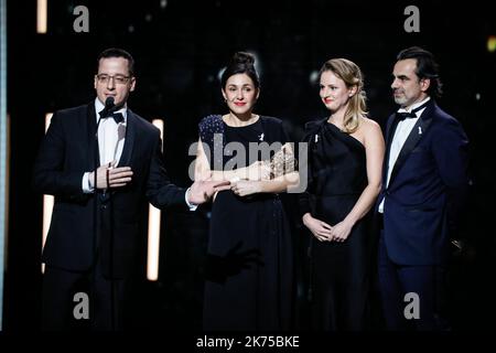 Alice Vidal (R) riceve il premio Best Short Film per 'Les Bigorneaux' durante la 43rd° cerimonia annuale di premiazione Cesar tenutasi nella sala concerti Salle Pleyel a Parigi, in Francia, il 02 marzo 2018. Foto Stock