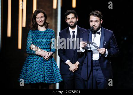 Il regista francese Hubert Charuel (C) reagisce dopo aver vinto il premio "Grand Paysan" per il miglior film in prima visione durante la cerimonia annuale di premiazione Cesar del 43rd, tenutasi nella sala concerti Salle Pleyel di Parigi, in Francia, il 02 marzo 2018. Foto Stock